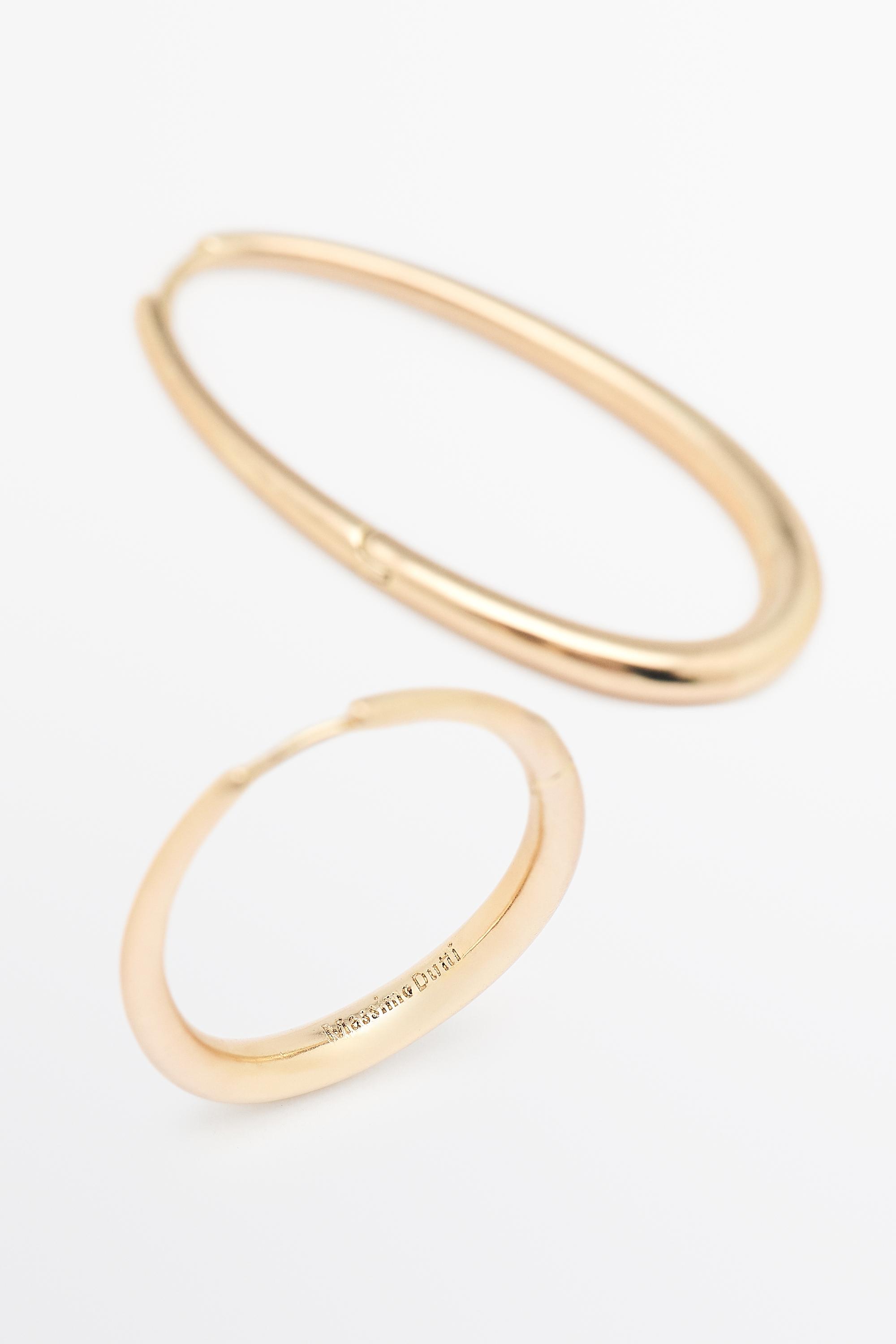 Oval hoop earrings